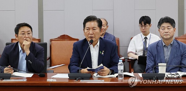 더불어민주당 당 대표 선거에 출마한 정청래 의원이 9일 서울 여의도 국회 의원회관에서 열린 당원 주권 정당개혁 토론회에서 발언하고 있다. [사진=연합뉴스]