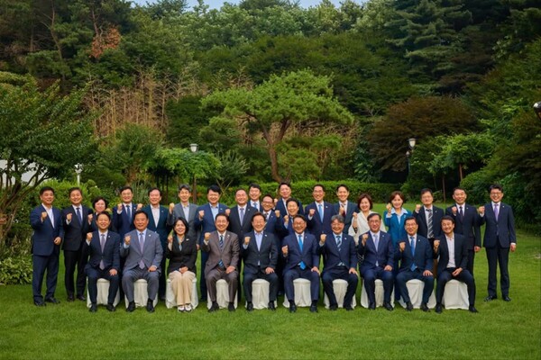 이재명 대통령이 7일 저녁 서울 용산 대통령 관저에서 더불어민주당 소속 국회 상임위원장 및 간사들과 만찬 회동을 했다. [사진=국회 보건복지위원장 박주민 민주당 의원 페이스북]