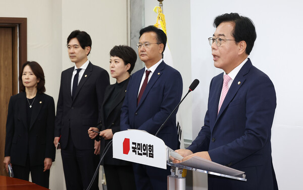 국민의힘 송언석 비상대책위원장 겸 원내대표가 2일 국회에서 비상대책위원장 취임 기자회견을 하고 있다. 왼쪽부터 최수진, 박성훈 원내대변인, 김은혜 원내정책수석, 유상범 원내운영수석부대표, 송 원내대표. [사진=연합뉴스]