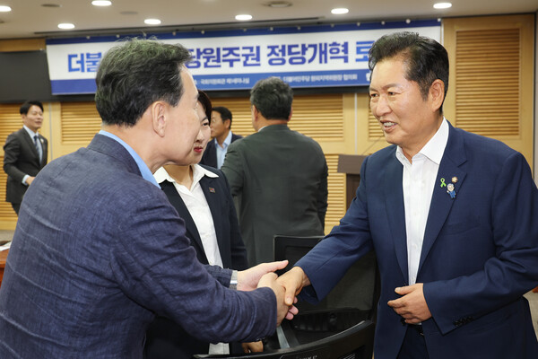 더불어민주당 당 대표 선거에 출마한 정청래 의원이 9일 서울 여의도 국회 의원회관에서 열린 당원 주권 정당개혁 토론회에서 참석자들과 인사하고 있다. [사진=연합뉴스]