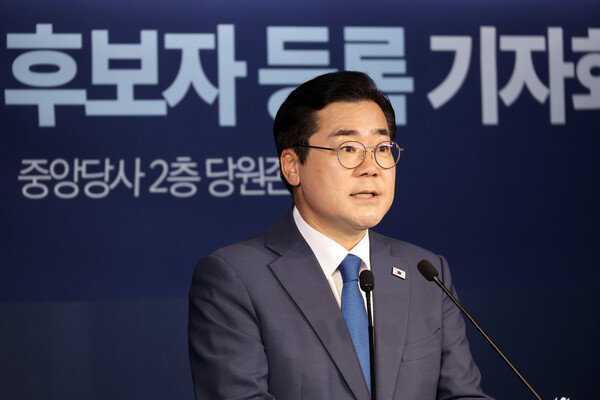 더불어민주당 대표 선거에 출마한 박찬대 의원이 10일 서울 여의도 중앙당사에서 후보 등록을 한 뒤 기자회견을 하고 있다. [사진=연합뉴스]