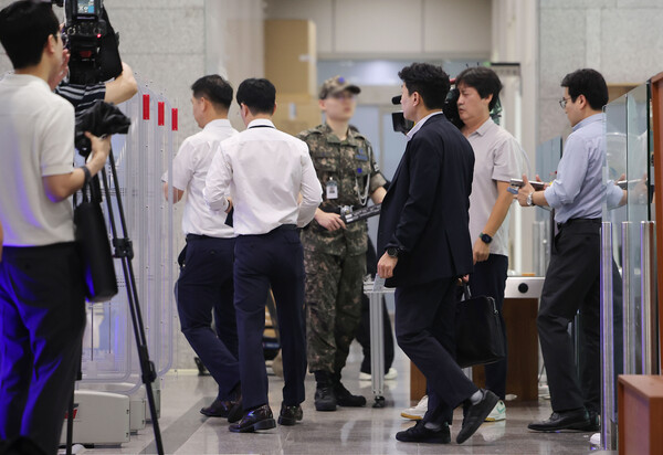 해병대 채 상병 사건 수사방해 의혹을 수사하는 이명현 순직해병특검팀이 수사외압 의혹의 단초가 된 'VIP 격노설' 수사를 위해 10일 서울 용산구 국방부 청사에 도착, 압수수색에 나서고 있다. [사진=연합뉴스]