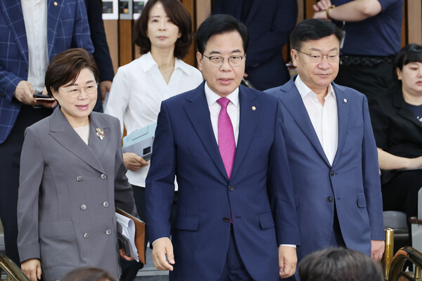 국민의힘 송언석 비대위원장 겸 원내대표가 11일 서울 여의도 국회에서 열린 원내대책회의에 참석하고 있다. [사진=연합뉴스]