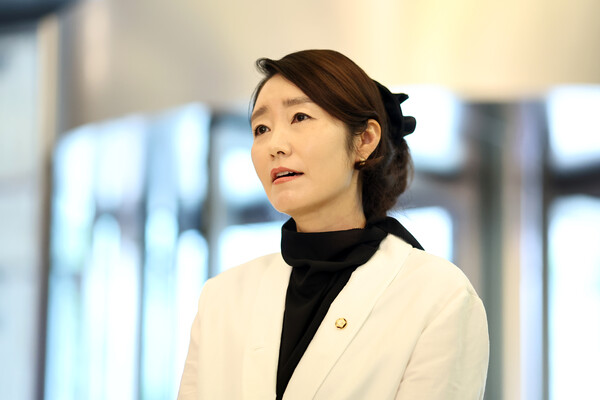 강선우 여성가족부 장관 후보자가 지난 달 26일 인사청문회 준비 사무실이 마련된 서울 이마빌딩으로 들어서며 소감을 밝히고 있다. [사진=연합뉴스]