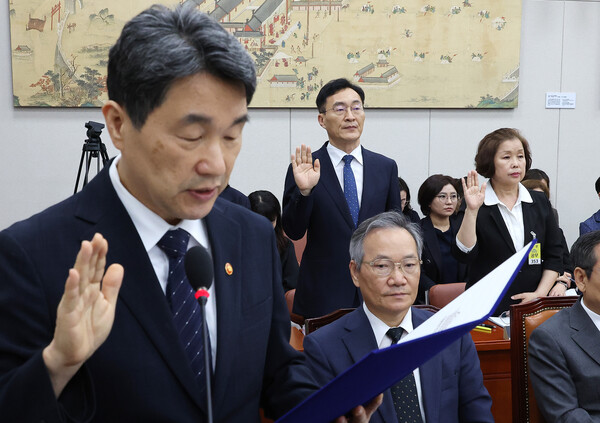 이주호 사회부총리 겸 교육부 장관이 10일 서울 여의도 국회 교육위원회에서 열린 리박스쿨 청문회에서 증인선서를 하고 있다. 선서인 왼쪽부터 이주호 부총리 겸 교육부 장관, 장신호 서울교대 총장. 손효숙 리박스쿨 대표. [사진=연합뉴스]