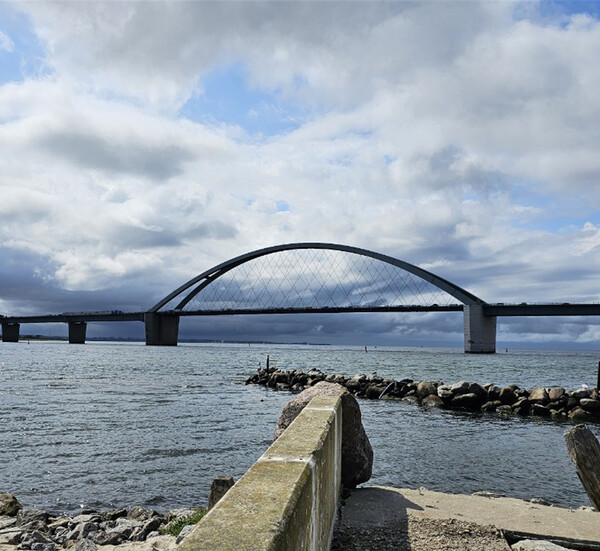 육지와 섬을 연결하였던 옛 포구의 흔적이 남아있다. 멀리 페마른 교각(Fehmarnsund)이 보인다.