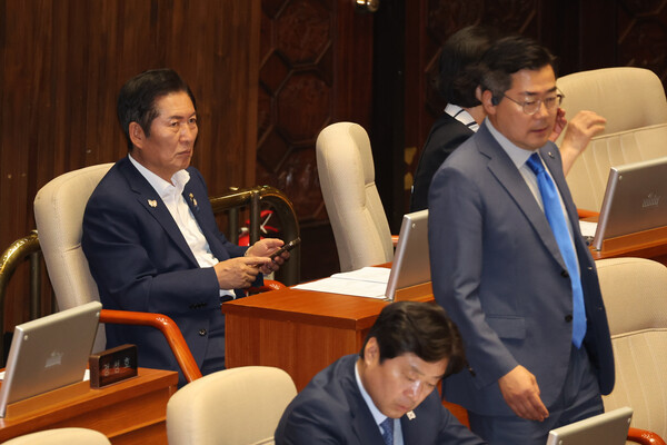 더불어민주당 정청래 당대표 후보가 23일 국회 본회의장에서 박찬대 당대표 후보를 바라보고 있다. [사진=연합뉴스]