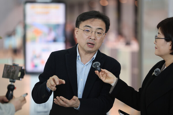 신장식 조국혁신당 의원은 4일 라디오에 출연해 윤석열 전 대통령을 '속옷 수괴'라 부르면서 물리력을 행사해서라도 구치소에서 끌어내야 한다고 주장했다. [사진=연합뉴스]