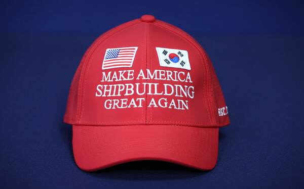  대통령실이 3일 공개한 '마스가'(MASGA·Make American Shipbuilding Great Again) 모자. '마스가'는 이번 한미관세협상 때 조선 분야 협력 내용을 압축적으로 전달하기 위해 산업통상자원부가 만든 슬로건으로 한국협상단은 이 모자와 대형 패널 등을 준비했다. [사진=연합뉴스]