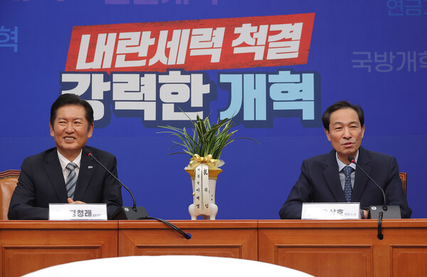 우상호 대통령실 정무수석이 4일 국회 당대표실에서 더불어민주당 정청래 신임 대표를 예방한 뒤 인사말을 하고 있다. [사진=연합뉴스]