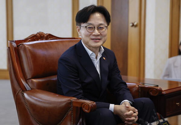 김정관 산업통상자원부 장관은 5일 라디오에 출연해 농민들의 최대 관심사였던 쌀과 소고기 개방에 대해 "현재로서는 쌀과 소고기에 대해서는 더 이상 없다. 디 엔드"라고 말했다. [사진=연합뉴스]