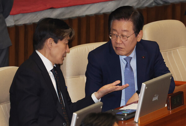 조국혁신당 조국 전 대표가 지난해 11월 열린 국회 본회의에서 당시 민주당 이재명 대표와 대화를 나누고 있다. 광복절 특사를 앞두고 조 전 대표의 사면을 요청하는 목소리가 나오고 있다. [사진=연합뉴스]