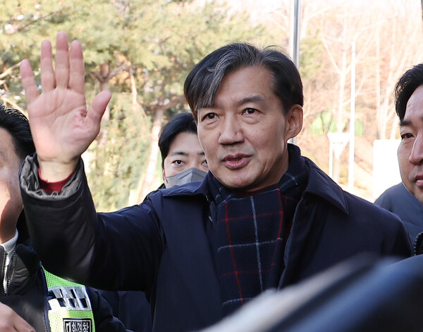 자녀 입시 비리와 청와대 감찰 무마 등 혐의로 기소돼 징역 2년 형이 확정된 조국혁신당 조국 전 대표가  지난해 12월16일 오전 경기도 의왕 서울구치소 앞에서 수감되기 전 지지자들을 향해 주먹을 쥐어보이고 있다. [사진=연합뉴스]