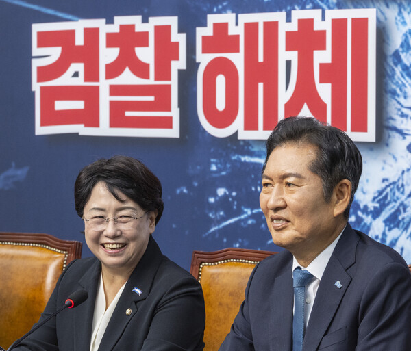  더불어민주당 정청래 대표와 조국혁신당 김선민 당 대표 권한대행이 5일 국회에서 만나 대화하고 있다. [사진=연합뉴스]