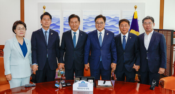 더불어민주당 정청래 대표와 민주당 의원들이 5일 국회에서 우원식 국회의장을 예방해 기념 촬영하고 있다. [사진=연합뉴스]