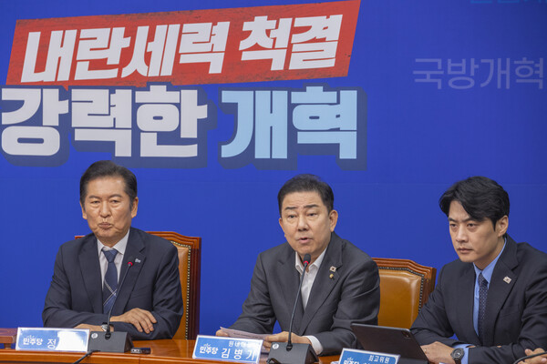 더불어민주당 김병기 원내대표가 6일 국회에서 열린 최고위원회의에서 탈당한 이춘석 전 법사위원장을 대신 추미애 의원을 법사위원장에 내정했다고 발표하고 있다. [사진=연합뉴스]