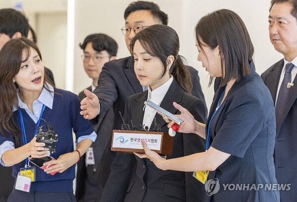 6일 특검 출석하는 김건희 [사진=연합뉴스]