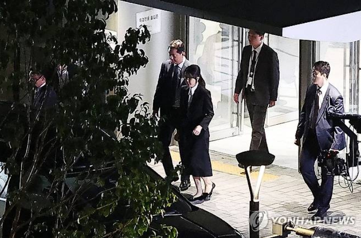 윤 전 대통령 부인 김건희씨가 6일 저녁 김건희특검팀에 조사를 마치고 귀가하고 있다. [사진=연합뉴스]