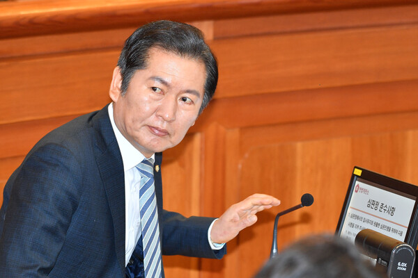 정청래 국회 탄핵소추단장이 지난 2월 25일 서울 종로구 헌법재판소에서 열린 윤석열 대통령 탄핵심판 11차 변론에 출석해 변론 시작을 기다리고 있다. [사진=연합뉴스]