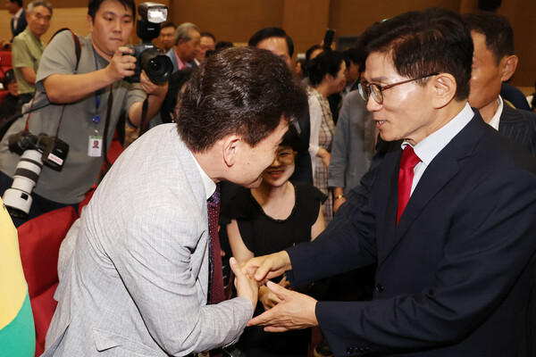 국민의힘 김문수 당대표 후보가 4일 서울 여의도 국회 의원회관에서 투게더포럼이 주최한 시국토론회에 참석해 극우성향의 한국사 강사인 전한길 씨와 악수하고 있다. [사진=연합뉴스]