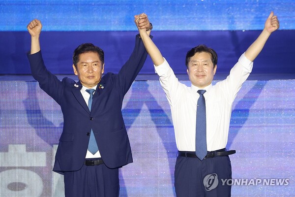 더불어민주당 정청래 당대표 당선자와 황명선 최고위원 당선자가 2일 고양 킨텍스에서 열린 전국당원대회에서 투표 결과 발표 후 당원들을 향해 인사하고 있다. [사진=연합뉴스]