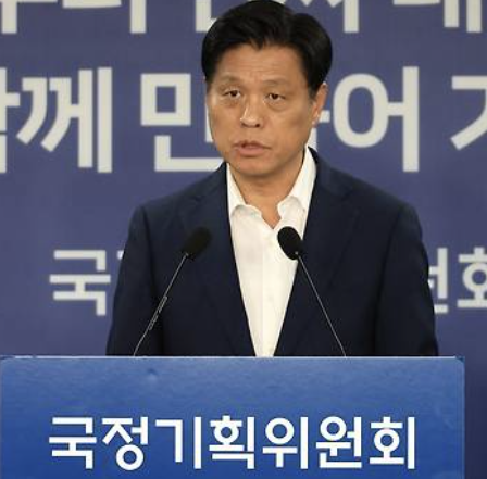 조승래 국정기획위 대변인이 브리핑을 하고 있다. [사진=연합뉴스]