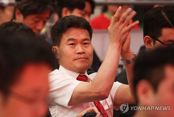 한국사 강사 전한길 씨가 8일 대구 북구 엑스코에서 열린 국민의힘 제6차 전당대회 대구·경북 합동연설회에 참석하고 있다. [사진=연합뉴스]