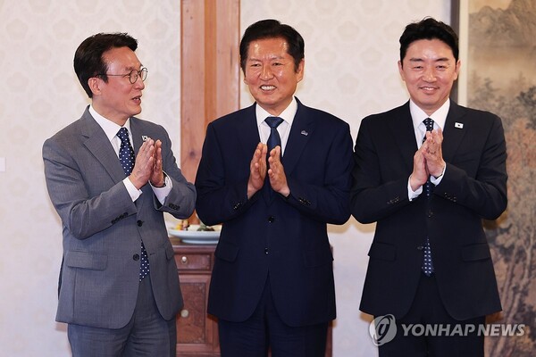 김민석 국무총리(왼쪽)가 10일 서울 종로구 삼청동 총리공관에서 열린 고위당정협의회에서 더불어민주당 정청래 대표(가운데), 강훈식 대통령 비서실장과 기념촬영을 하고 있다. [사진=연합뉴스]