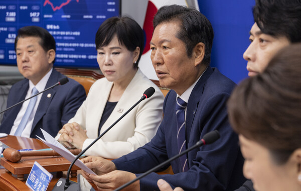 더불어민주당 정청래 대표가 11일 국회에서 열린 최고위원회의에서 발언하고 있다. [사진=연합뉴스]