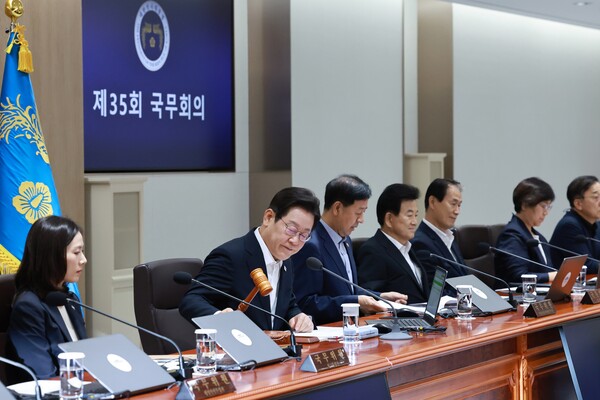이재명 대통령이 11일 서울 용산 대통령실 청사에서 열린 임시 국무회의에서 의사봉을 두드리며 개회 선언을 하고 있다. [사진=연합뉴스] 
