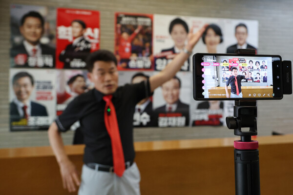 국민의힘 전당대회 방해 논란 당사자인 전한길 씨가 당 윤리위원회의 징계 절차가 시작된 11일 서울 여의도 당사를 찾아 징계의 부당함을 알리는 개인 유튜브 방송을 하고 있다. [사진=연합뉴스]