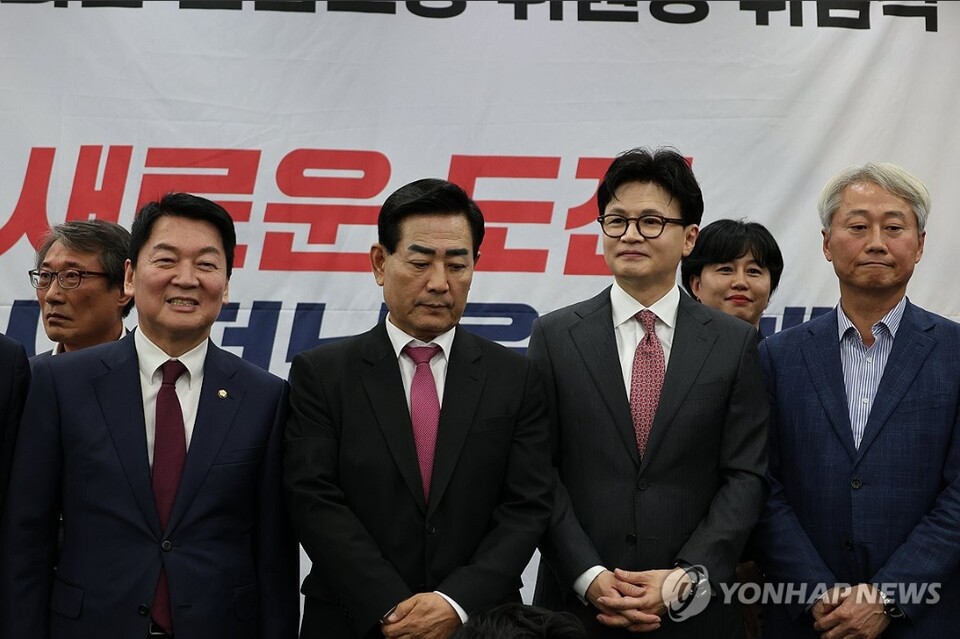 국민의힘 8.22 전당대회를 앞두고 당대표 후보에 출마한 안철수 의원(왼쪽)과 한동훈 전 대표(왼쪽 세 번째), 김근식 최고위원 후보(맨 오른쪽)가 11일 오후 광주 서구 홀리데이인 광주호텔에서 열린 김화진 국민의힘 전남도당 위원장(왼쪽 두번째) 취임식에 참석했다. 2025.8.11 [사진=안철수캠프 제공=연합뉴스]