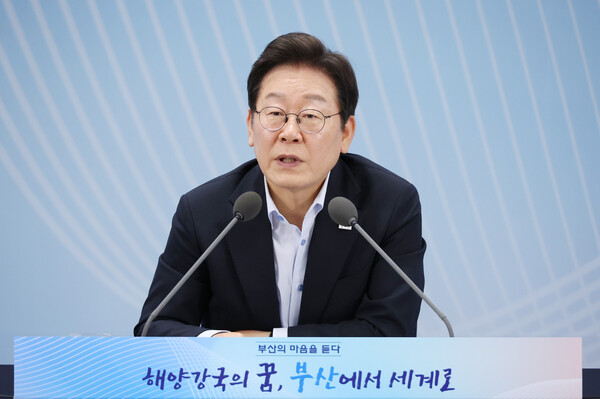 이재명 대통령이  지난 달 25일 부산 부경대에서 열린 타운홀미팅 '부산의 마음을 듣다' 지역 주민 간담회에서 참석자 질문에 답하고 있다. [사진=연합뉴스]