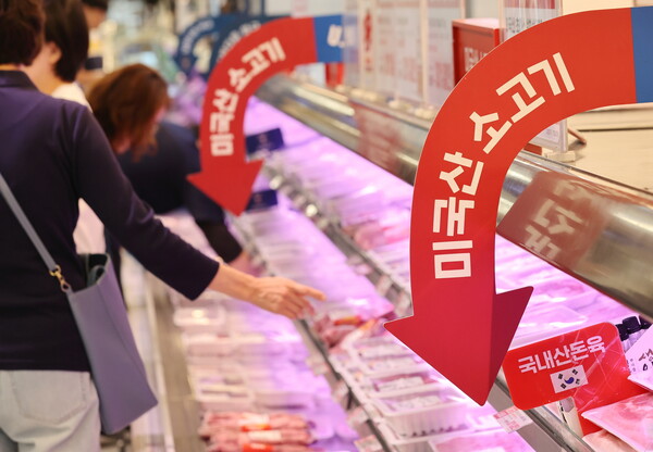 서울 시내 한 대형마트에 미국산 소고기가 진열돼 있다. 정부는 미국과의 관세협상에서 쌀과 소고기 시장은 추가로 개방하지 않기로 했다고 발표했다. [사진=연합뉴스]