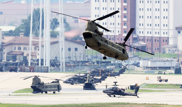 도널드 트럼프 미국 대통령은 지난 달 8일(현지시간) 한국을 부유한 나라라고 언급하면서 "한국은 자국의 방위비를 스스로 부담해야 한다"고 말했다. 사진은 경기도 평택시 캠프 험프리스에서 치누크 헬기가 이륙하고 있는 모습. [사진=연합뉴스] 