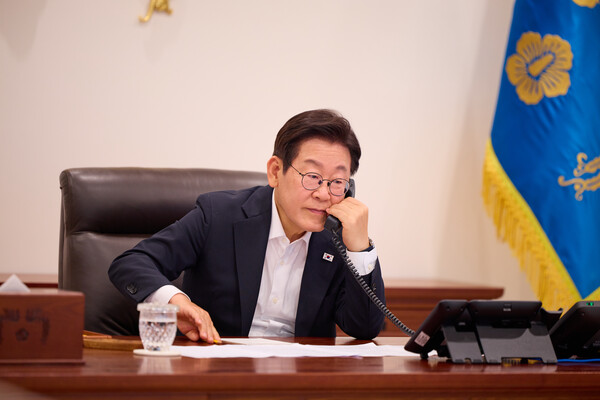 이재명 대통령이 11일 용산 대통령실에서 딕 스호프 네덜란드 총리와 통화하고 있다. [사진=연합뉴스]