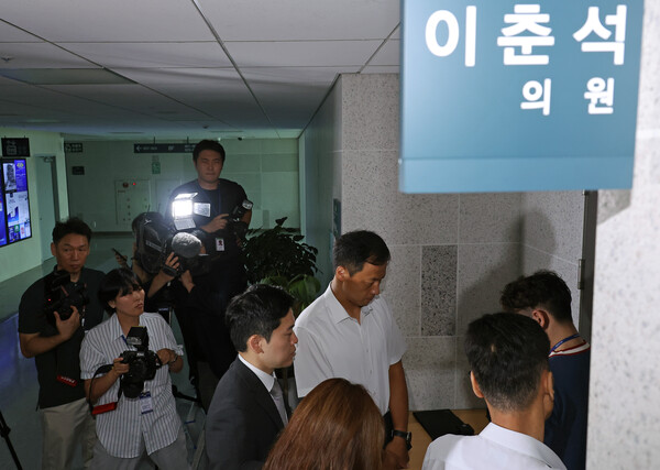 주식 차명거래 의혹을 받는 전 국회법사위원장 이춘석 의원 사무실을 압수수색하기 위해 11일 경찰 관계자가 국회의원회관 내 의원실로 들어가고 있다. [사진=연합뉴스]