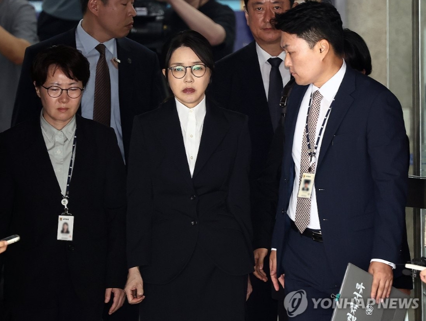 윤석열 전 대통령 부인 김건희 여사가 12일 구속 전 피의자 심문(영장실질심사)을 마친 뒤 서울 서초구 서울중앙지법을 나서고 있다. [사진공동취재단=연합뉴스]