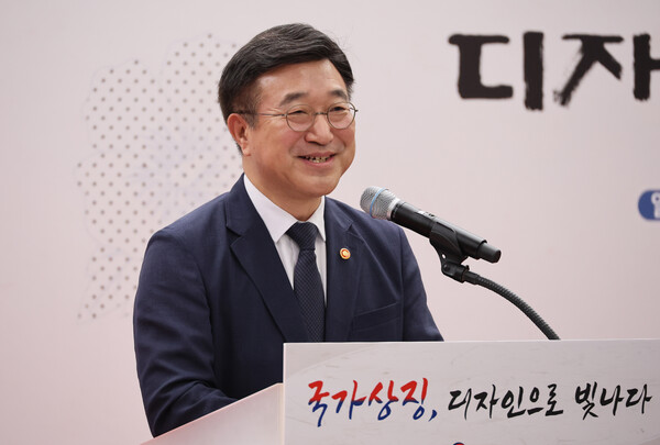 윤호중 행정안전부 장관은 12일 라디오에 출연해 검찰개혁을 위한 중대범죄수사청 신설을 두고 "수사와 기소의 분리를 가장 원칙적으로 해낼 수 있는 방향으로 가게 될 것"이라고 말했다. [사진=연합뉴스]