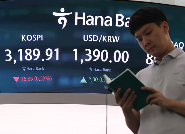 12일 서울 중구 하나은행 딜링룸에서 직원이 업무를 보고 있다. 이날 코스피는 전 거래일보다 16.86포인트(0.53%) 내린 3,189.91로 장을 마쳤다. [사진=연합뉴스]