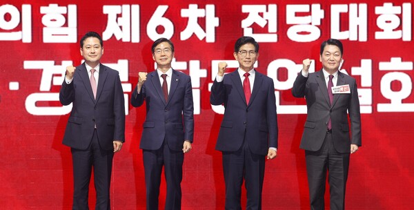 국민의힘 당대표 선거에 출마한 장동혁·조경태·김문수·안철수(왼쪽부터) 후보가 8일 대구 북구 엑스코에서 열린 국민의힘 제6차 전당대회 대구·경북 합동연설회에서 단체 사진 촬영을 하고 있다. [사진=연합뉴스]