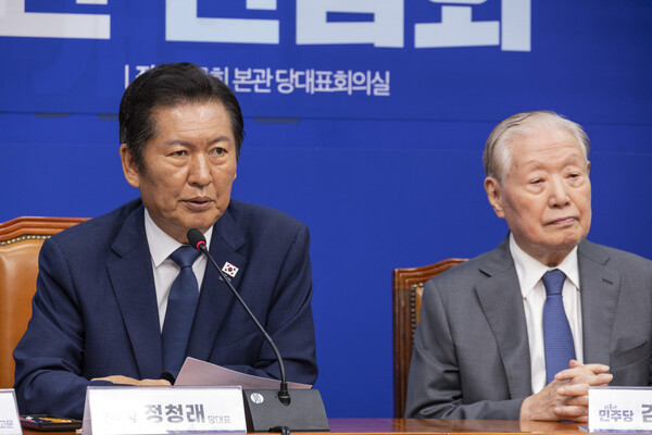 더불어민주당 정청래 대표가 12일 국회에서 열린 상임고문단 간담회에서 인사말을 하고 있다. [사진=연합뉴스]