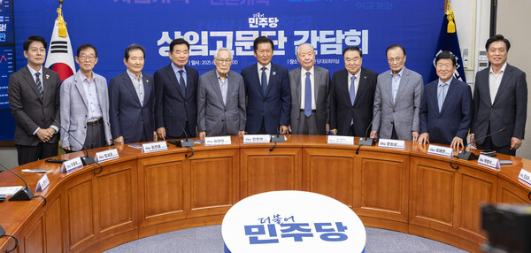 더불어민주당 정청래 대표와 상임고문단이 12일 국회에서 열린 상임고문단 간담회에서 기념 촬영하고 있다.(왼쪽부터) 한민수 대표 비서실장, 이용득 전 의원, 정세균 전 국무총리김진표 국회의장, 임채정 전 국회의장, 정 대표, 김원기 전 국회의장, 문희상 전 국회의장, 이해찬 전 국무총리, 박병석 전 국회의장, 조승래 사무총장. [사진=연합뉴스]