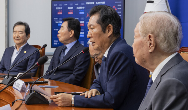 더불어민주당 정청래 대표가 12일 국회에서 열린 상임고문단 간담회에서 인사말을 하고 있다. [사진=연합뉴스]