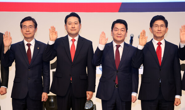 12일 오후 부산 해운대구 벡스코에서 열린 국민의힘 부울경 합동연설회에서 당대표 후보들이 선서를 하고 있다. 왼쪽부터 조경태, 장동혁, 안철수, 김문수 후보. [사진=연합뉴스]