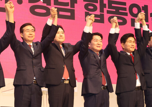 12일 오후 부산 해운대구 벡스코에서 열린 에서 당대표 후보들이 손을 맞잡고 있다. 왼쪽부터 조경태, 장동혁, 안철수, 김문수 후보. [사진=연합뉴스]