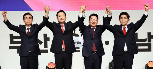 12일 오후 부산 해운대구 벡스코에서 열린 국민의힘 부울경 합동연설회에서 당대표 후보들이 손을 맞잡고 있다. 왼쪽부터 조경태, 장동혁, 안철수, 김문수 후보. [사진=연합뉴스]