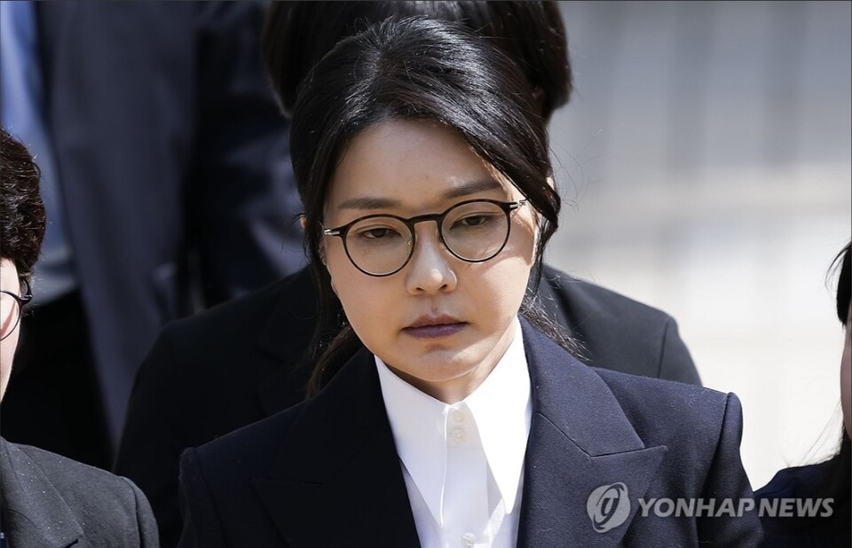  윤석열 전 대통령 부인 김건희 여사가 12일 구속 전 피의자 심문(영장실질심사)을 마친 뒤 서울 서초구 서울중앙지법을 나서고 있다. [사진공동취재단=연합뉴스]