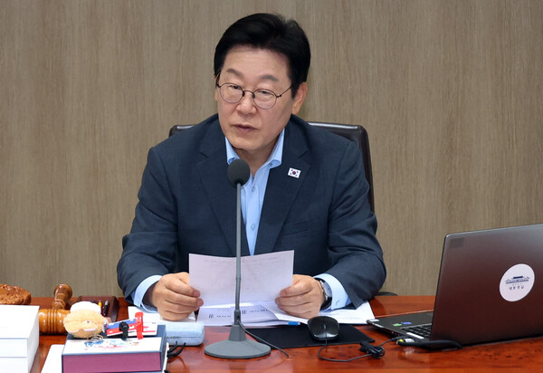 이재명 대통령이 12일 서울 용산 대통령실에서 국무회의를 하고 있다. 이 대통령 자리 앞쪽에 광복 80주년 기념 태극기 달기 캠페인 인형 열쇠고리와 네임택이 놓여 있다. [사진=연합뉴스]