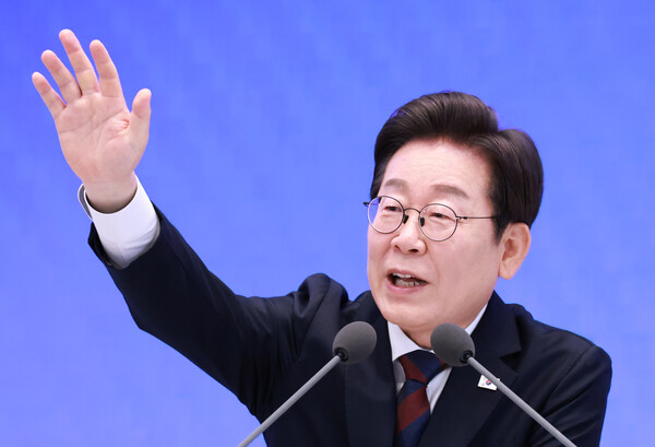 이재명 대통령이 7월 3일 청와대 영빈관에서 열린 '대통령의 30일, 언론이 묻고 국민에게 답하다' 기자회견에서 취재진의 질문을 받고 있다. 이 대통령은 광복 80주년을 맞는 15일 저녁 8시 서울 광화문광장에서 제21대 이재명 대통령의 국민임명식을 열 예정이다. [사진=연합뉴스]